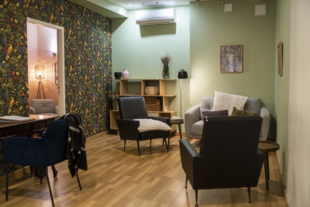 Le salon d'accueil de L'Arbre Bleu Marseille, lumineux et meublé de fauteuils
