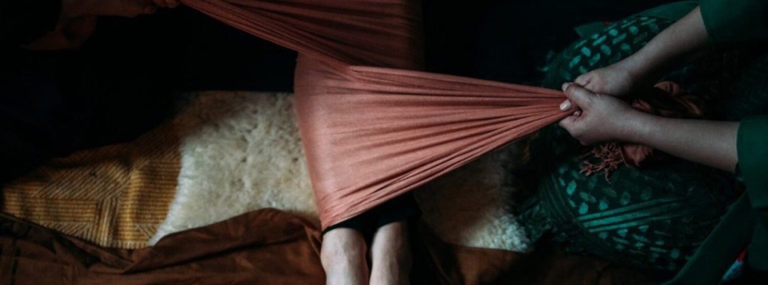 Soin Rebozo : resserrage du bassin à l'aide de longues étoffes colorées